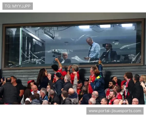 加里·内维尔指出曼联十二年仅穆里尼奥符合标准